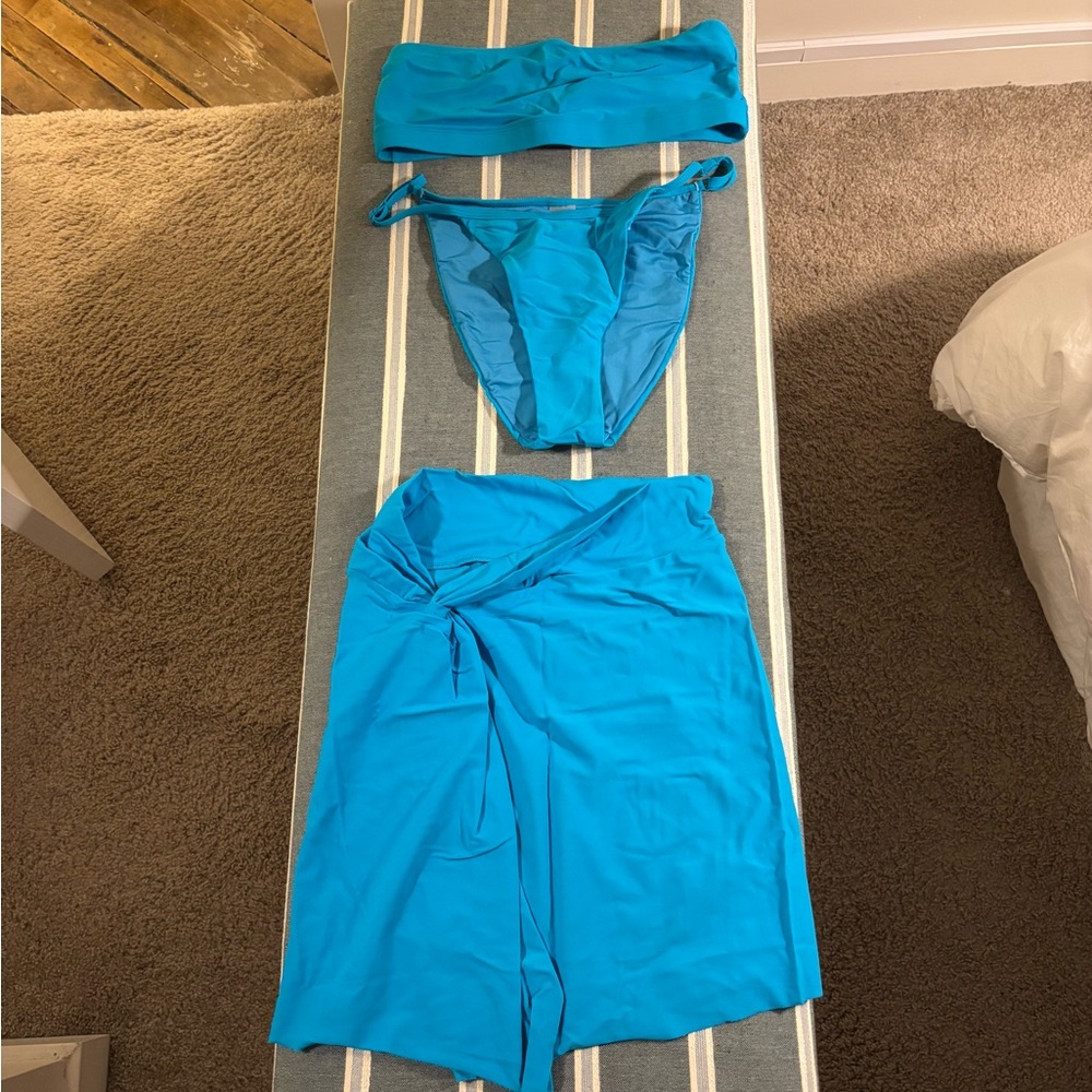 Good American Bikini Set & Sarong - Picture 6 of 8
